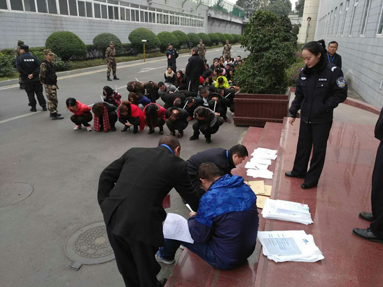 并查明这个传销团伙藏身在成都高新,双流的14个居民小区中,租住在50多