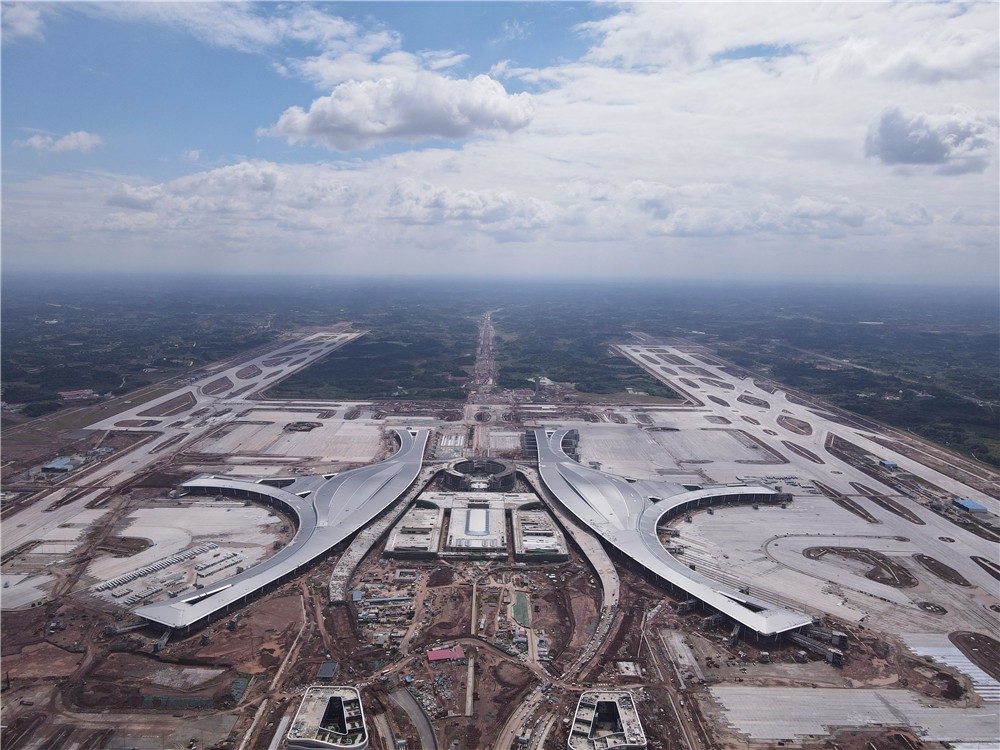 若从空中俯瞰,以寓意为"太阳"的机场酒店项目为中心,两座航站楼犹如两