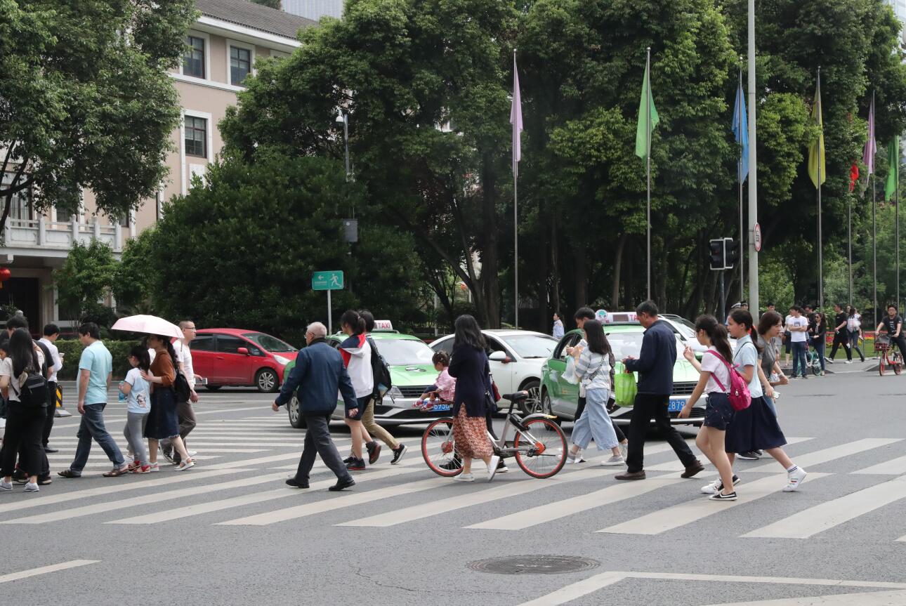车让人 人快行 "五一"小长假首日景点斑马线前司机文明礼让