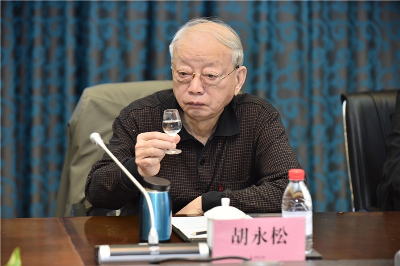 随后,远鸿小角楼公司技术团队详细介绍翰林系列酒的酿造环境,酿造工艺