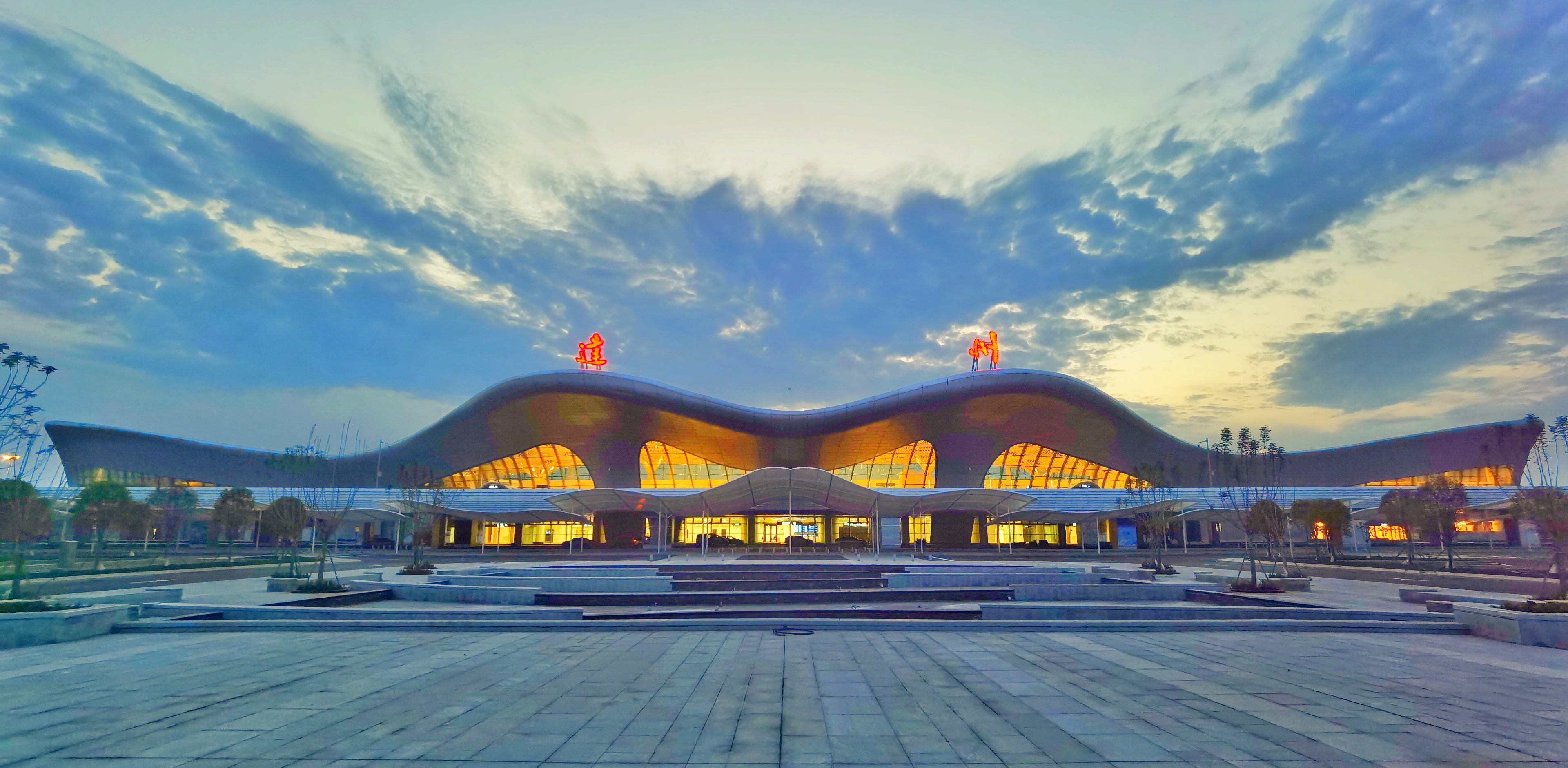 9点35分,达州金垭机场举行"过水门"仪式,为成都航空空客a320客机接风