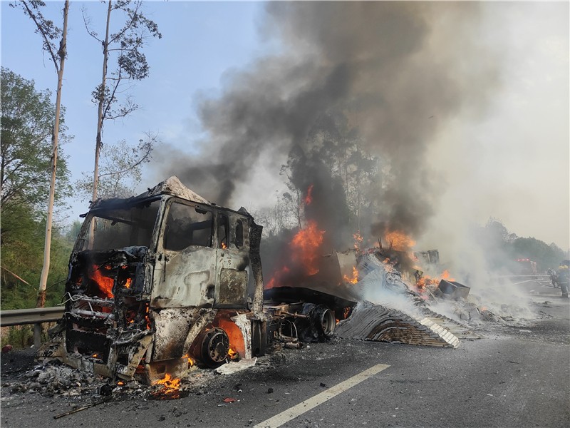 货车突发火灾  消防迅速救援 (图片) (3).jpg