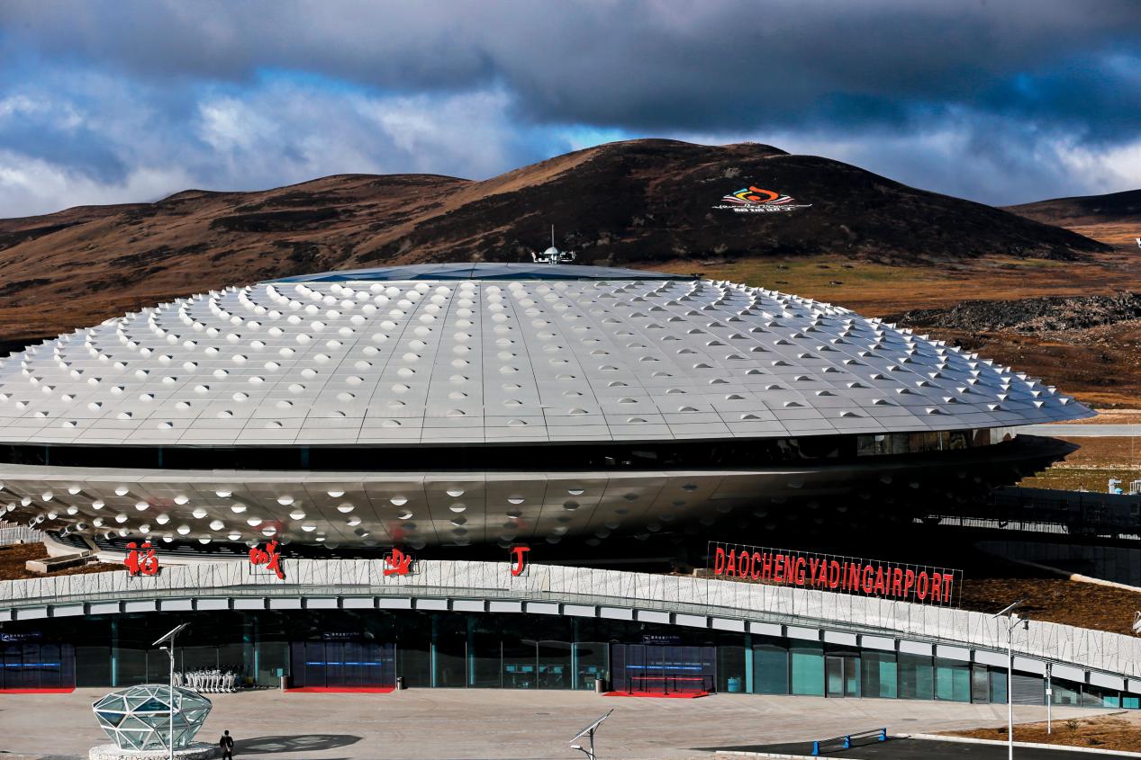机场崎岖漫长的道路阻隔了如画的风景雄伟壮观与荒凉艰苦并存而在