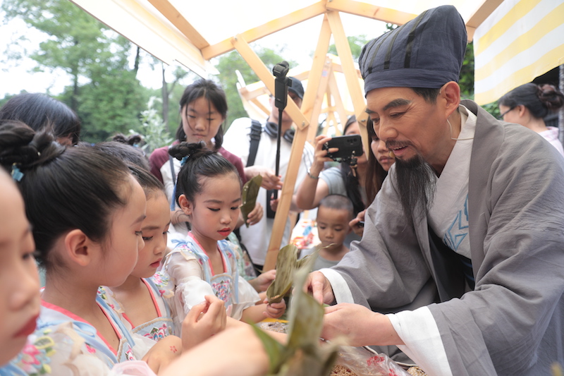 “端午传非遗 雅韵游武侯”包粽子2（成都武侯祠博物馆供图）.jpg