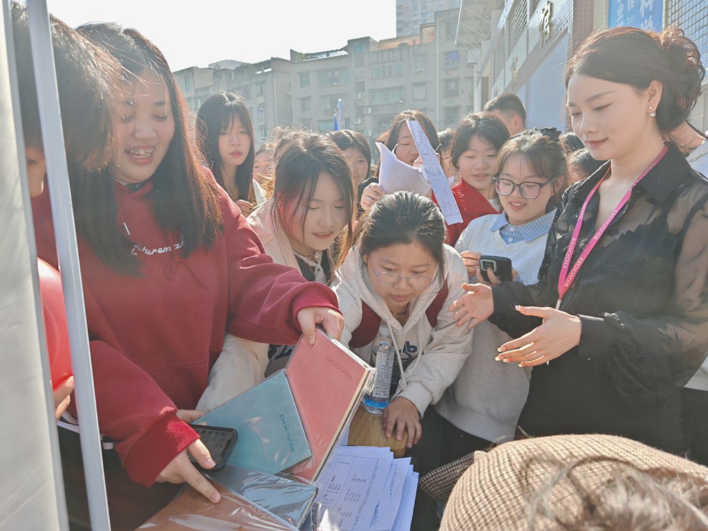 长宁县职业教育双选会现场.jpg