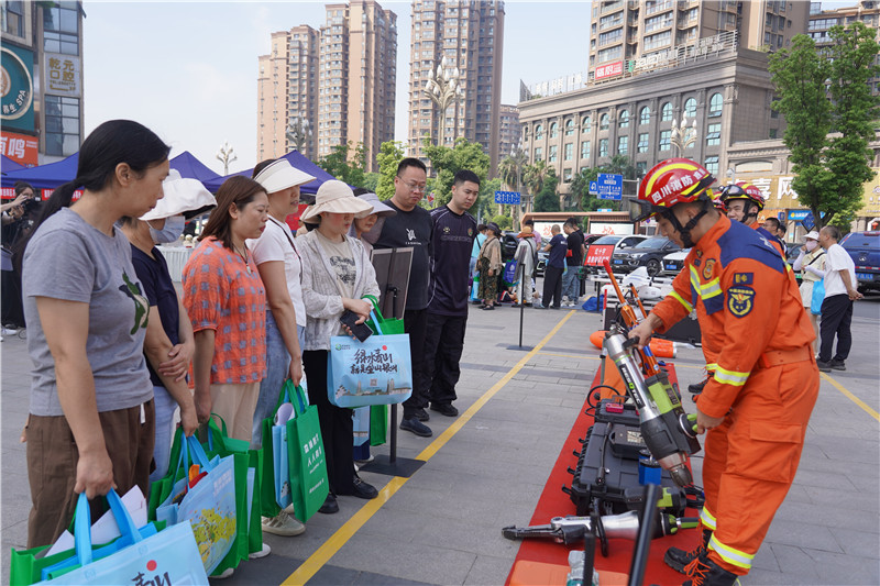群众参观了解消防救援装备 德阳消防供图.jpg