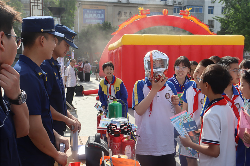 学生学习使用应急逃生装备 南充消防供图.jpg