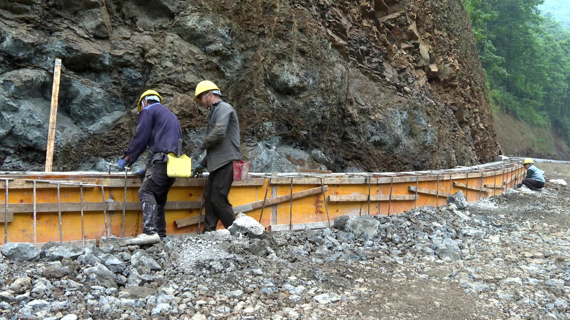 1750405152364036809.jpg 塘坝至蒿坝农村公路改建工程现场 筠连县融媒体中心提供.jpg
