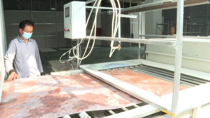 1762823924586063267.jpg 产品生产中 筠连县融媒体中心提供.jpg