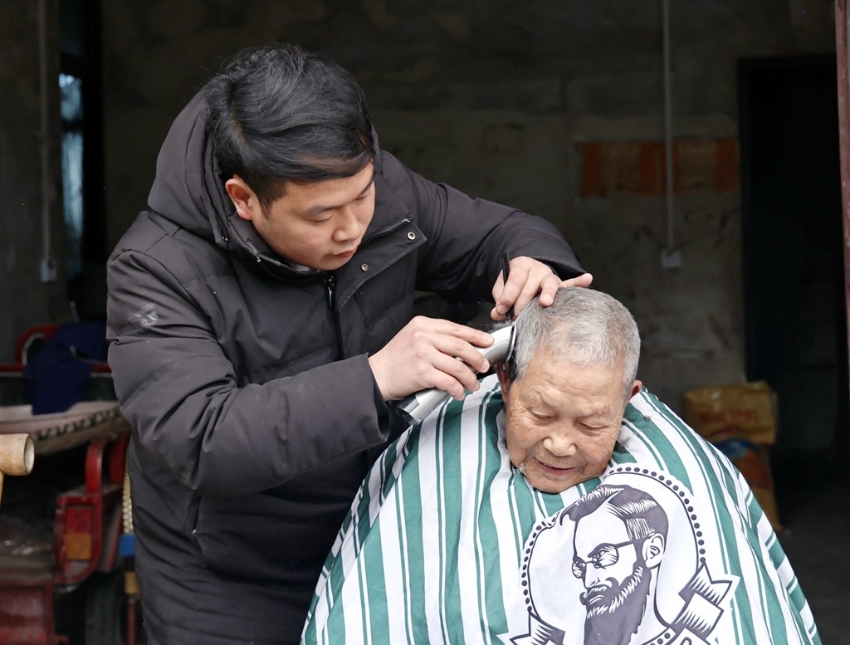 杨中粤免费为老人理发.jpg