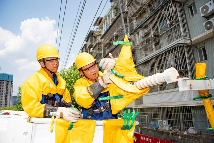 1783672609510077269.jpg 7月6日,在绵阳市涪城区,国网绵阳供电公司工作人员正在开展带电作业。(田海 摄)(1).jpg